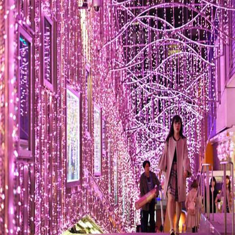 도쿄 신주쿠 벚꽃 축제 제등은 300,000 개의 LED 조명으로 구성되어 있습니다.